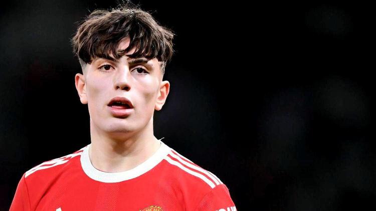 爱游戏游戏平台-锐不可当引发热议！，费德勒在IG比赛中战术调整观众掌声雷动(费德勒战绩)