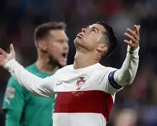 警方通报中超联赛球迷用水瓶扔裁判