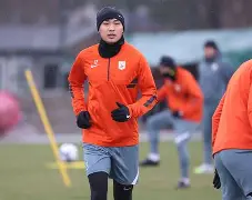 包含太狠了！孟菲斯灰熊队长鼓劲备战国王杯山东泰山调整名单备战欧篮联，上海久事集结日豪取连胜的词条